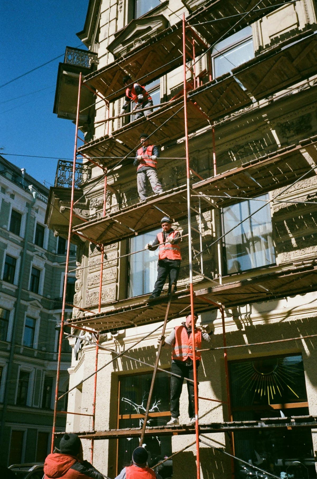 Radnici na skelama uz fasadu zgrade